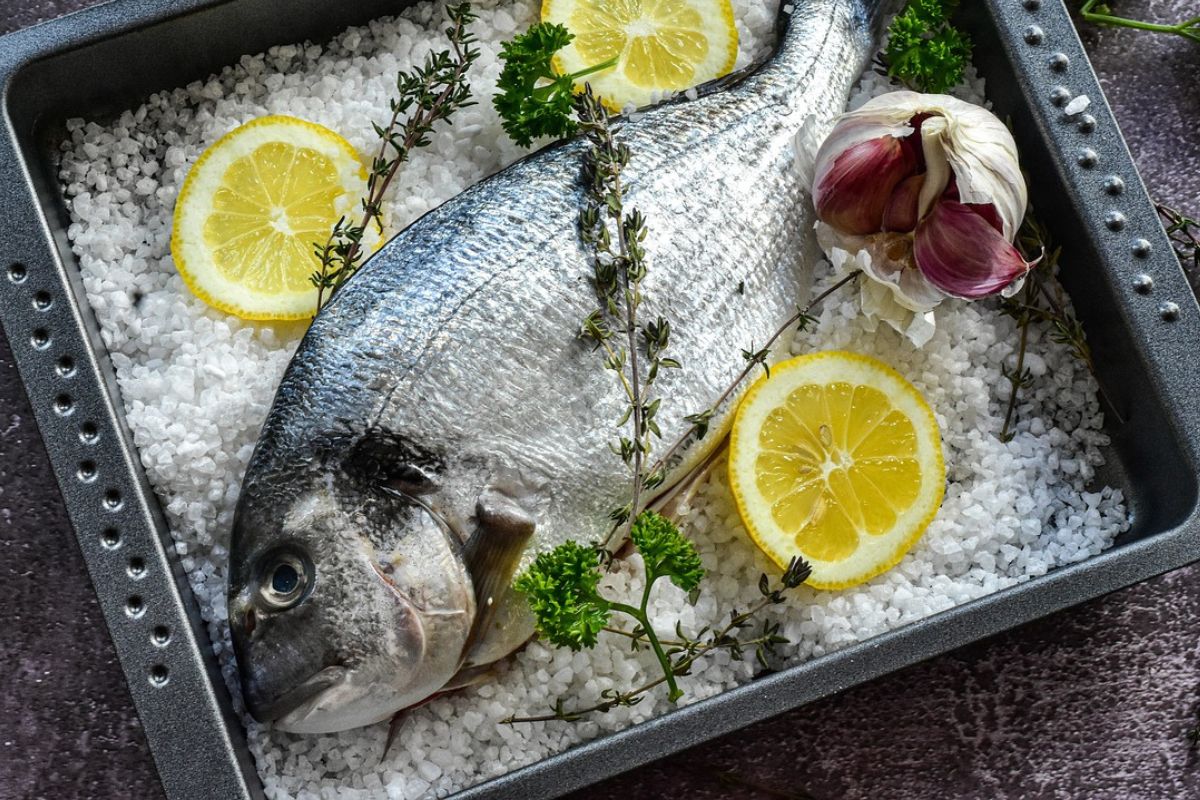 Ryby pieczone w soli wychodzą kruche i soczyste