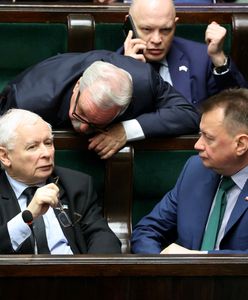 Posiedzenie klubu PiS. Tajemnicze SMS-y i bezwzględna mobilizacja