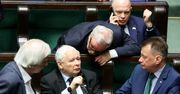Posiedzenie klubu PiS. Tajemnicze SMS-y i bezwzględna mobilizacja