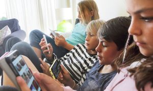 Polacy chcą ograniczeń dla dzieci w social mediach? Jest najnowszy sondaż