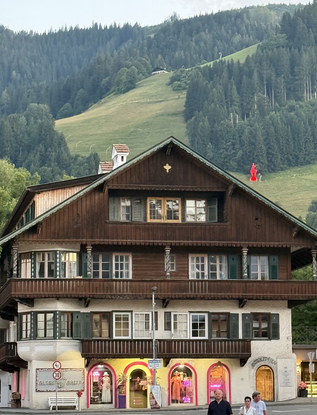 Historyczna zabudowa miasteczka Kitzbühel