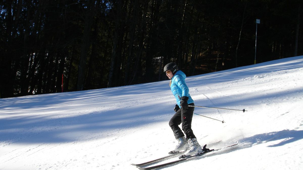 kobieta narty stok narciarski zima sport zimowy