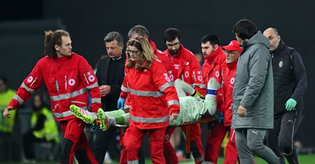 Bramkarz Milanu opuścił boisko na noszach. Spędził noc w szpitalu