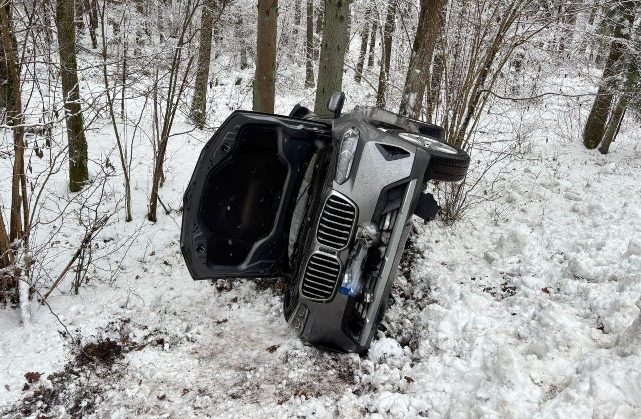 Woj. warmińsko-mazurskie: Mieszkaniec Warszawy nie opanował BMW. Auto wpadło do rowu