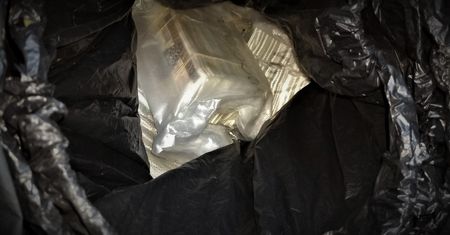 3  miliony złotych zakopane w ziemi. Pieniądze były ukryte w beczkach.