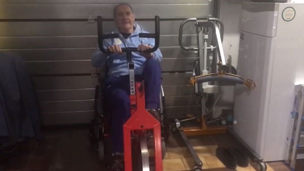 Facebook / Sklep rowerowy Ryszarda Szurkowskiego / Na zdjęciu: Ryszard Szurkowski podczas rehabilitacji