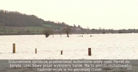 Brytyjscy marines budują zapory przeciwpowodziowe