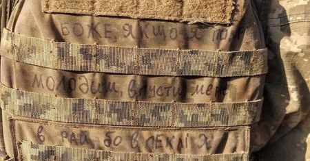 Wiadomość dla Boga. Ukraiński żołnierz wypisał na plecaku słynne zdanie