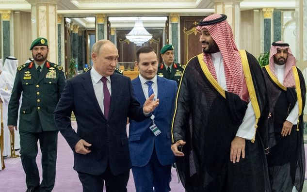 Władimir Putin (L) i Muhammad bin Salman (P) / fot. Royal Court of Saudi Arabia/Handout/Anadolu via Getty Images