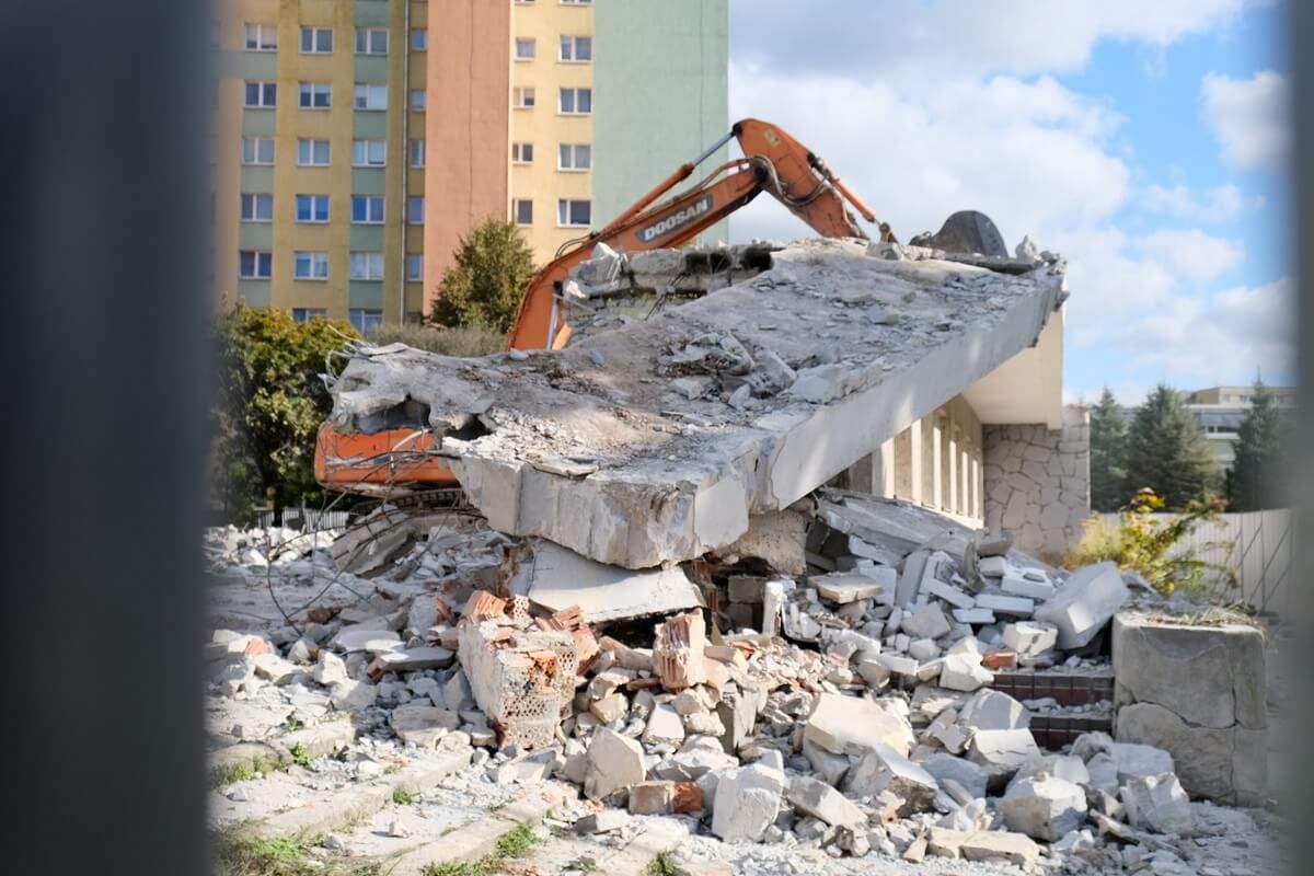 Prace rozbiórkowe starego budynku komisariatu przy ul. Walecznych