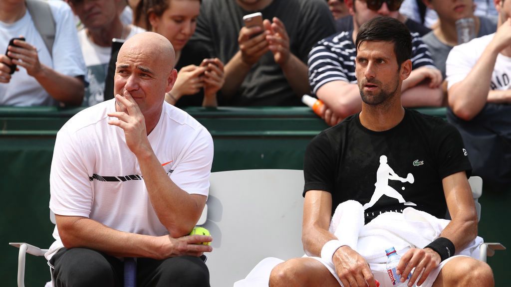 Getty Images / Julian Finney / Na zdjęciu: Andre Agassi (z lewej) i Novak Djokovć (z prawej)