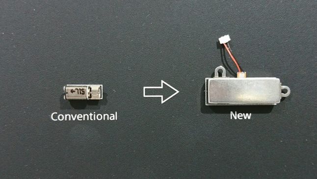 Tradycyjny silniczek wibracyjny (z lewej) i Dynamic Vibration System firmy Sony (z prawej)