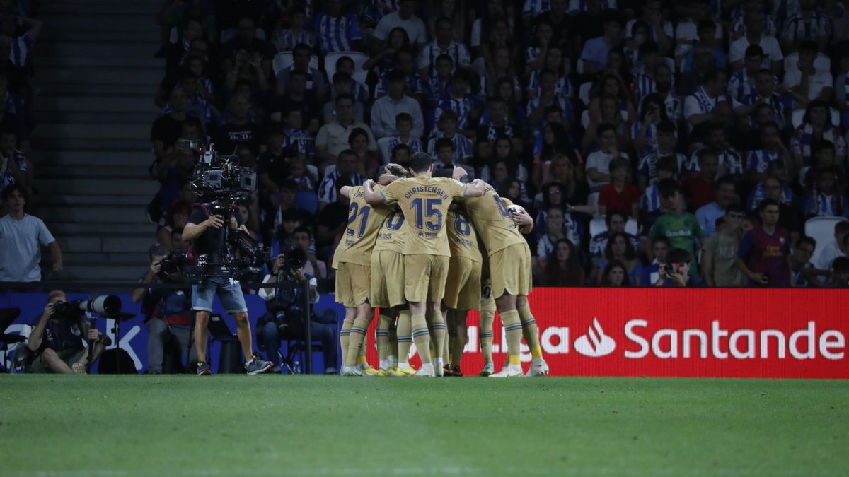 PAP/EPA /  EPA/Javier Etxezarreta / Na zdjęciu: piłkarze Barcelony