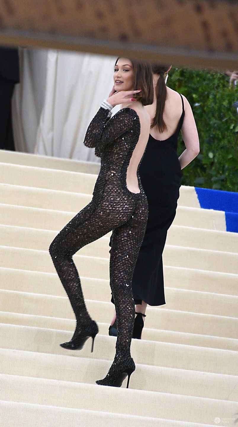 Bella Hadid w kostiumie Alexander Wang na MET Gala 2017