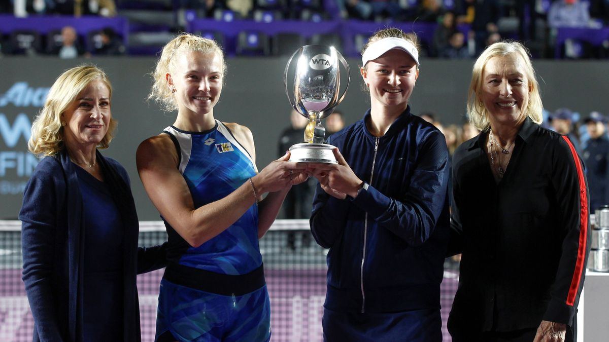 PAP/EPA / Francisco Guasco  / Na zdjęciu: Katerina Siniakova (druga z lewej) i Barbora Krejcikova (trzecia z lewej), mistrzynie WTA Finals 2021 w deblu