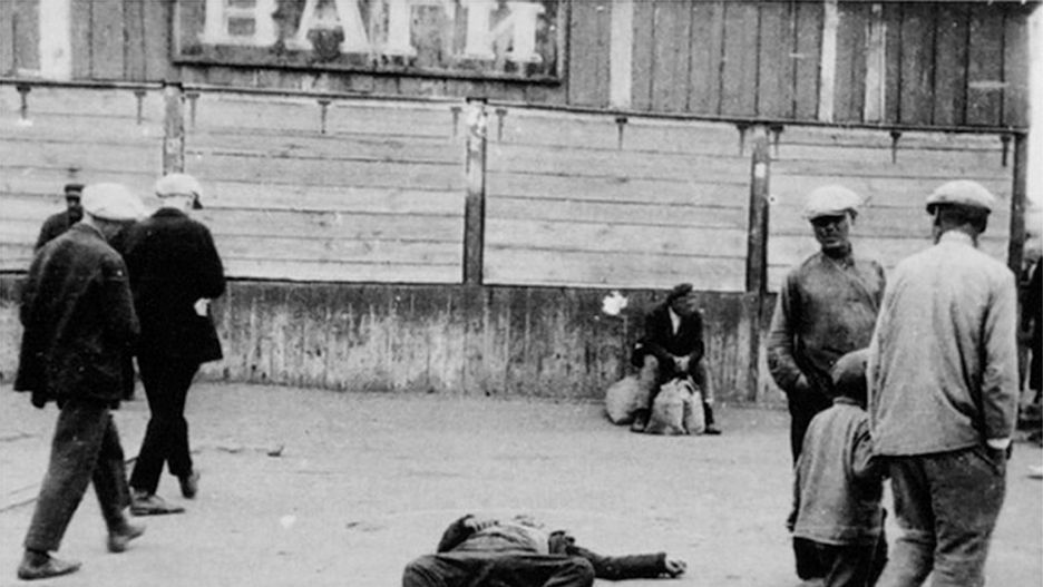 Ciało jednej z ofiar głodu w Charkowie w 1933 r. Fotografia opublikowana w książce "Czy Rosja musi głodować?" Wilhelma Braumüllera z 1935 r.