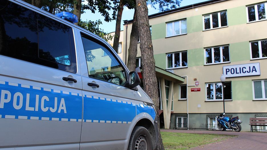 Garwolin. Sprawca przemocy domowej wiele lat dręczył swoją konkubinę, bił ją, szarpał, gonił z siekierą lub nożem. Ignorował zakaz zbliżania się do kobiety. Teraz może pójść d więzienia nawet na pięć lat (Policja) 