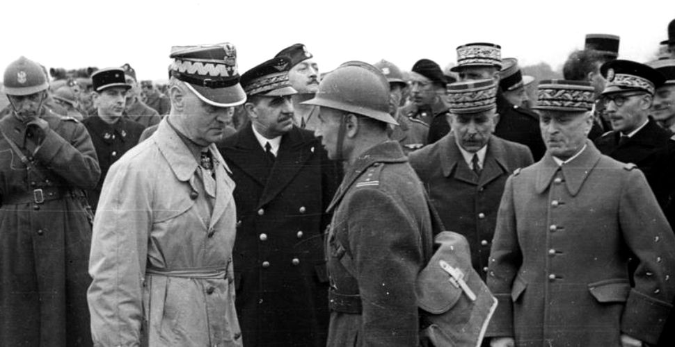 Na pierwszym planie od lewej: gen. Władysław Sikorski, płk. Bronisław Duch. Na drugim planie od prawej: gen. E. Requin, NN, gen. V. Denain. Widoczny także m.in. płk. F. Arciszewski. Obchody święta 3 Maja we Francji, 1940 r.