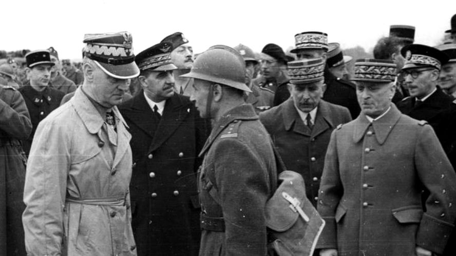 Na pierwszym planie od lewej: gen. Władysław Sikorski, płk. Bronisław Duch. Na drugim planie od prawej: gen. E. Requin, NN, gen. V. Denain. Widoczny także m.in. płk. F. Arciszewski. Obchody święta 3 Maja we Francji, 1940 r.