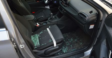 Zostawili śpiącą 3-latkę w samochodzie i poszli na zakupy. Strażacy nie czekali na rodziców i wybili szybę