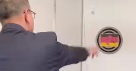 "Międzynarodowy skandal". Burmistrz Myślenic celował w planszę z niemiecką flagą
