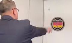 "Międzynarodowy skandal". Burmistrz Myślenic celował w planszę z niemiecką flagą