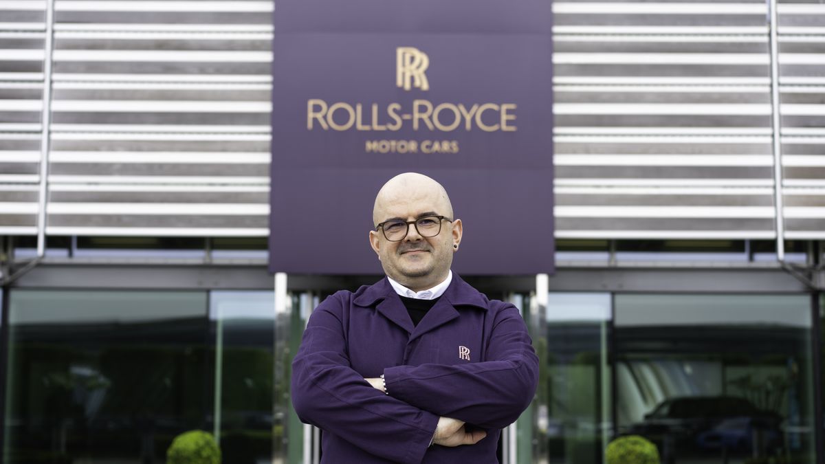 Przed wejściem do fabryki Rolls-Royce'a w Goodwood