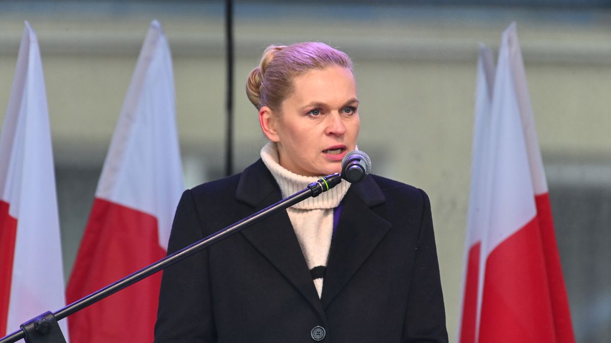 Puck, 10.02.2024. Minister edukacji Barbara Nowacka oraz minister rodziny i polityki społecznej Agnieszka Dziemianowicz-Bąk (2L) podczas uroczystości z okazji 104. rocznicy zaślubin Polski z morzem przy pomniku Józefa Hallera w porcie rybackim w Pucku, 10 bm. (jm) PAP/Andrzej Jackowski