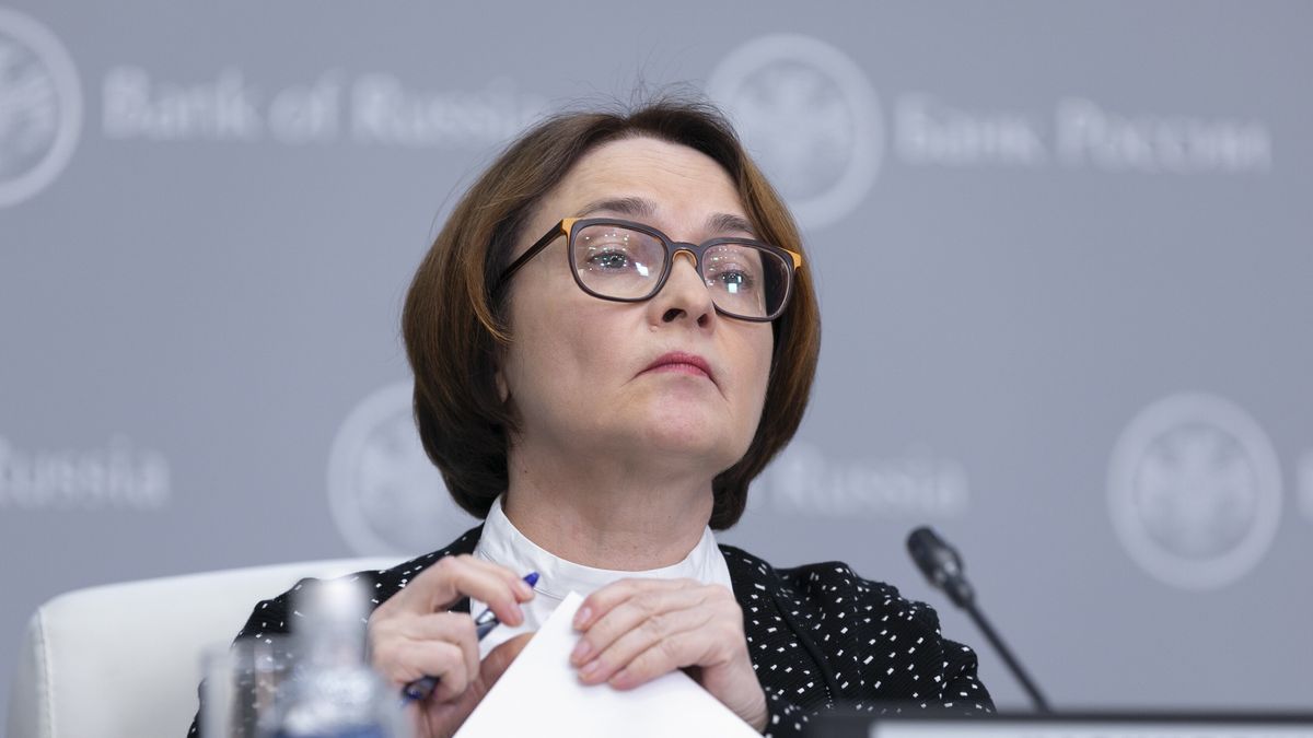 A handout photo made available by the Russian Central Bank press service shows Bank of Russia governor Elvira Nabiullina attending a press conference in Moscow, Russia, 27 October 2023. The Board of Directors of the Bank of Russia decided to increase the key rate by 200 basis points (bp) - to 15 percent per annum. The Central Bank raised its inflation forecast for 2023 to 7.0-7.5 percent from 6.0-7.0 percent. The Bank of Russia allowed the inflation target to be exceeded in 2024, introducing a forecast range of 4.0-4.5 percent (previously - 4 percent). EPA/ARTEM KUDRYAVTSEV / RUSSIAN CENTRAL BANK PRESS SERVICE HANDOUT HANDOUT EDITORIAL USE ONLY/NO SALES HANDOUT EDITORIAL USE ONLY/NO SALES Dostawca: PAP/EPA.