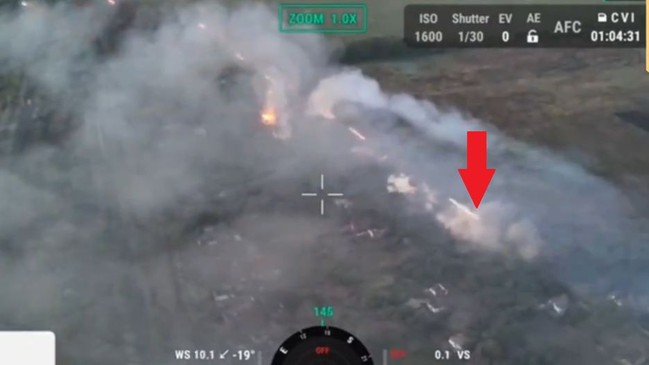 Ukraiński BTR-4 Bucefał ostrzeliwujący Rosjan z armaty automatycznej kal. 30 mm. 