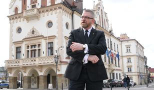 Szczepienia w Rzeszowie. Braun domaga się dymisji ważnych urzędników