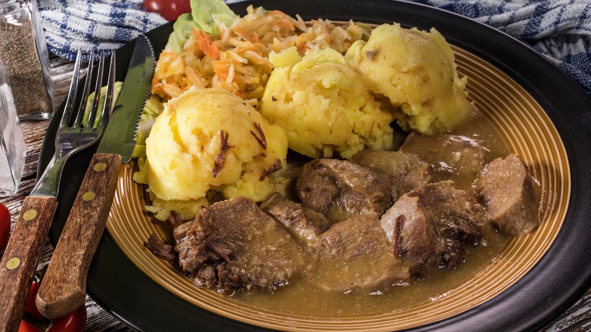 Bitki z dzika w sosie musztardowym.