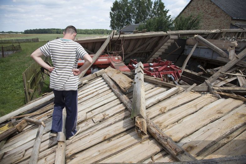 Na zdjęciu zniszczenia po burzy we wsi Zaręby w powiecie zambrowskim.