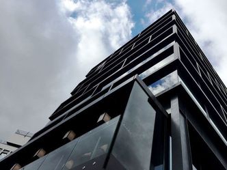 Zaczynali od produkcji mebli w garażu, teraz są potentatem modułowych konstrukcji budynków