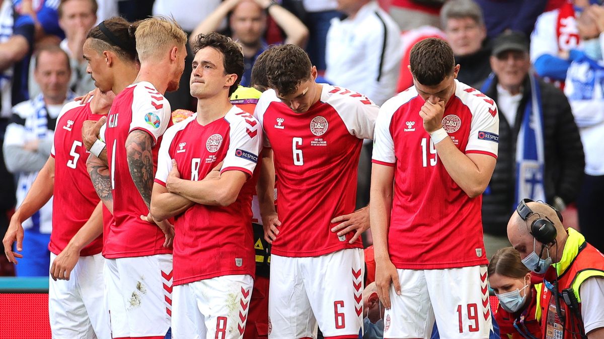 piłkarze reprezentacji Danii zasłaniają reanimowanego Christiana Eriksena