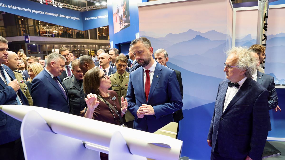 Kielce, 02.09.2025. Wicepremier, minister obrony narodowej Władysław Kosiniak-Kamysz (2P) i prezes zarządu Targów Kielce Andrzej Mochoń (P) podczas zwiedzania XXXIII Międzynarodowego Salonu Przemysłu Obronnego, 2 bm. na terenie Centrum Kongresowego Targów Kielce w Kielcach. (aldg) PAP/Adam Kumorowicz