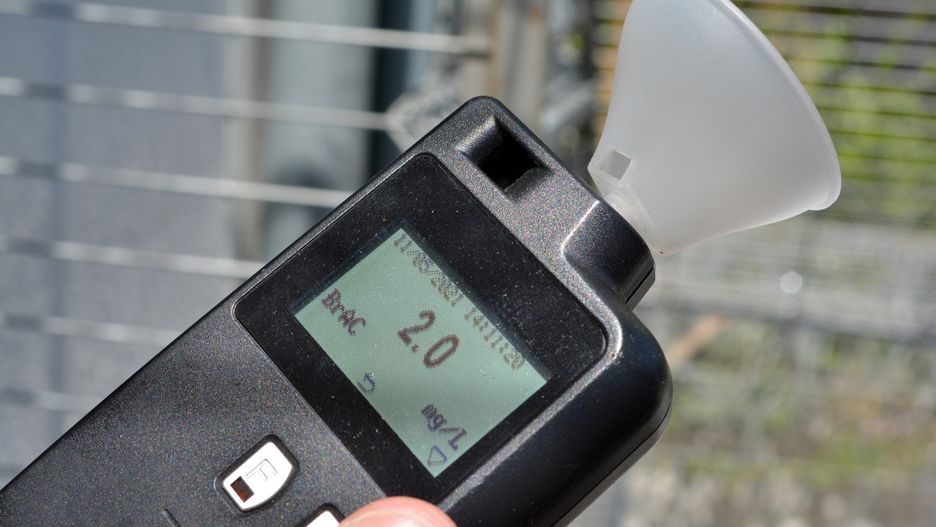 pijany, kierowca, samochodu, zatrzymany, policja, polska, alkomat, alkohol, nietrzeźwy, promil, alkotest, tester, alkoholowa, policyjna, policjant, ruch drogowy, zagrożenie, trzeźwy, niebezpieczny, akcja, wypadek, sprawca, wypadku, droga, miasto, weekend, alkosensor, wypity, wino, beer, likier, piwo, warszawa, europa, stop, na gazie, drogówka, gliny, radar, radiowóz, poranek, na kacu