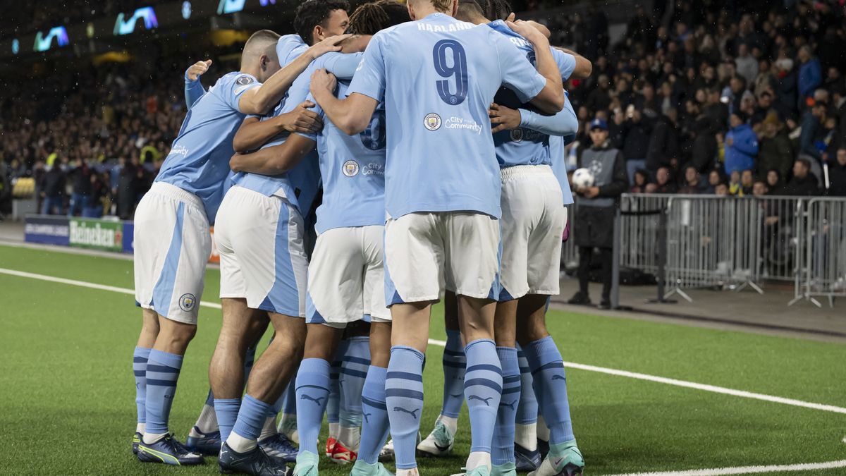 Piłkarze Manchesteru City cieszą się z gola zdobytego w meczu z Young Boyr Berno