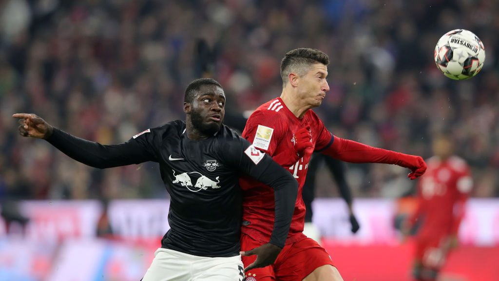 Getty Images / Alexander Hassenstein/Bongarts / Na zdjęciu: Dayotchanculle Upamecano i Robert Lewandowski