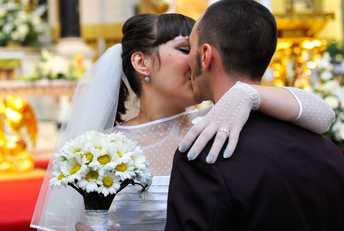 Pary, które chcą wziąć ślub kościelny, muszą odbyć nauki przedmałżeńskie