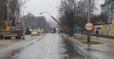 Zablokowana Droga Męczenników Majdanka. Koparka uszkodziła trakcję trolejbusową