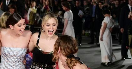 "Downton Abbey": za długa kreacja zgubiła Lily James