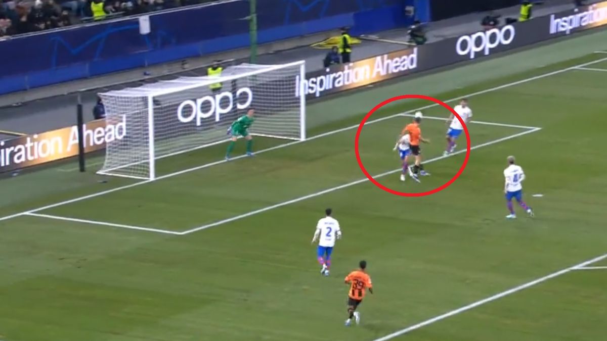 Twitter / Screen / Polsat Sport / Na zdjęciu: Danyło Sikan strzela gola na 1:0 w meczu z FC Barceloną