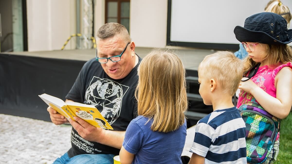 Dariusz Jeż czyta dzieciom