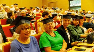 Seniorzy odebrali dyplomy. Blisko 200 osób ukończyło programy edukacyjne Uniwersytetu Medycznego w Białymstoku