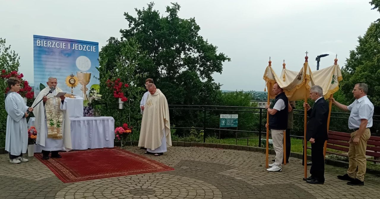 Boże Ciało w parafii pod wezwaniem Najświętszego Serca Jezusowego w Starachowicach. Wierni w procesji do ołtarzy