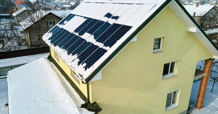 Zaśnieżone panele fotowoltaiczne produkują mniej prądu. Odśnieżać czy nie odśnieżać?
