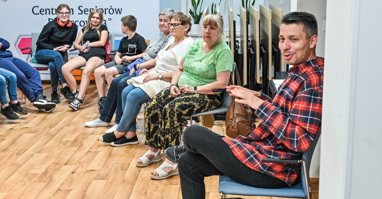 Bydgoszcz: Seniorzy i młodzież spotkali się z muzykiem Biszem