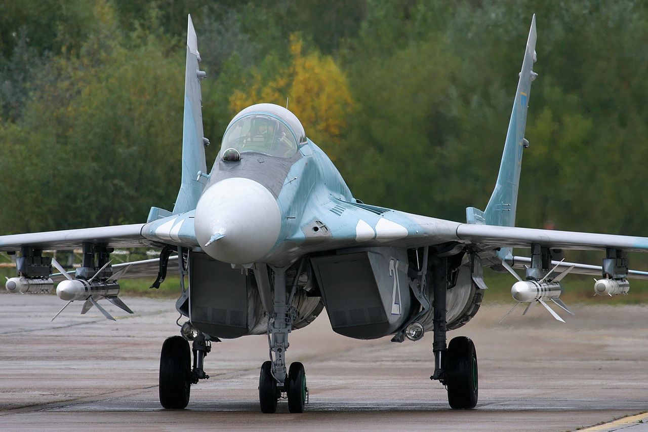MiG-29 kontra VW Touran. Pijany kapitan wjechał samochodem w ukraiński samolot