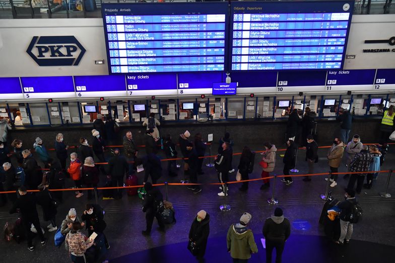  Warszawa, 17.03.2022. Tablica z godzinami odjazdów i przyjazdów pociagów, 17 bm. na stacji kolejowej Warszawa Centralna. Jak poinformowały władze PKP, rano 17 bm. doszło do awarii kilkunastu lokalnych centrów sterowania ruchem pociągów. Pełnomocnik rządu do spraw cyberbezpieczeństwa Janusz Cieszyński zapowiedział w związku z awarią nadzwyczajne posiedzenie Zespołu do spraw Incydentów Krytycznych. (mr) PAP/Piotr Nowak